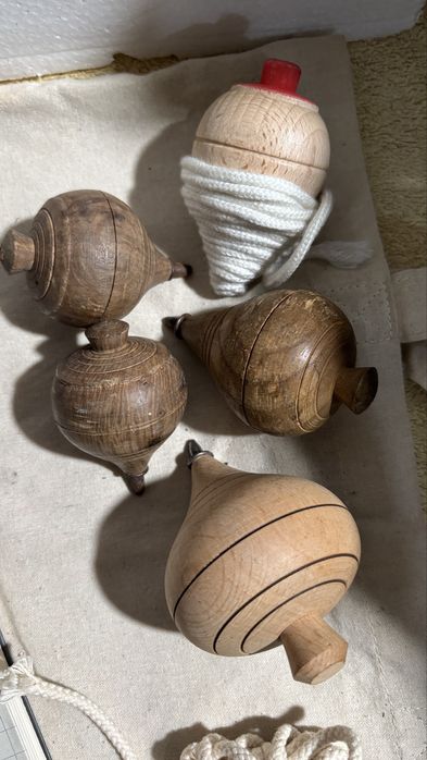 Conjunto de peões em madeira