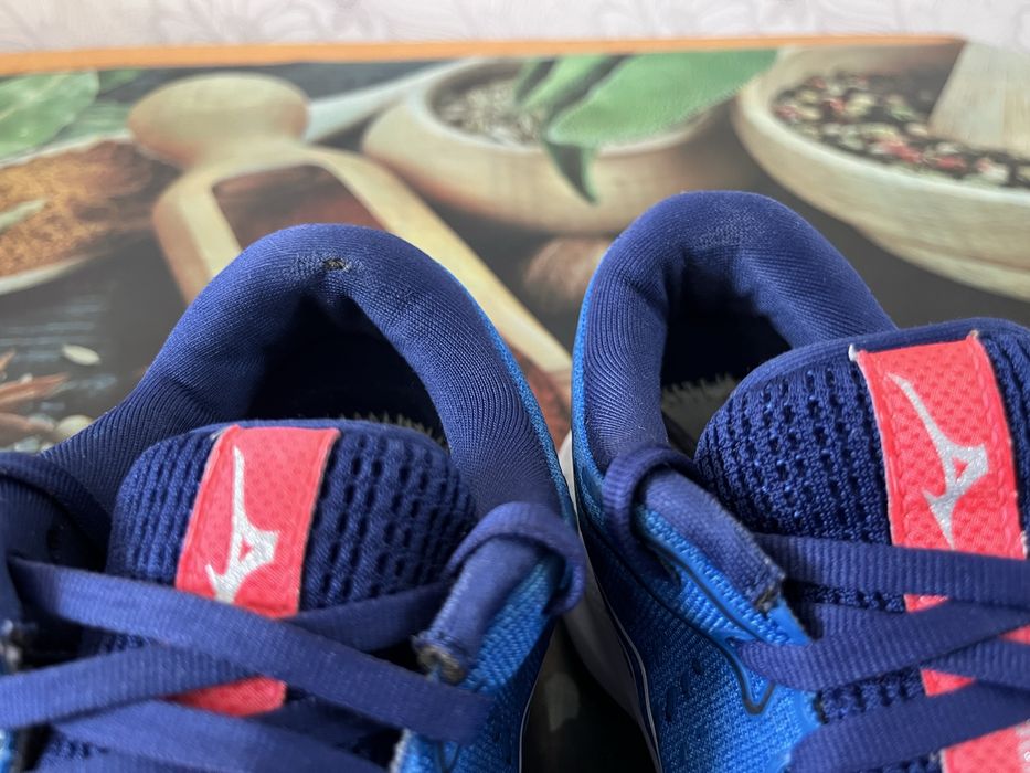 Женские  Крассовки Mizuno  Оригинал.