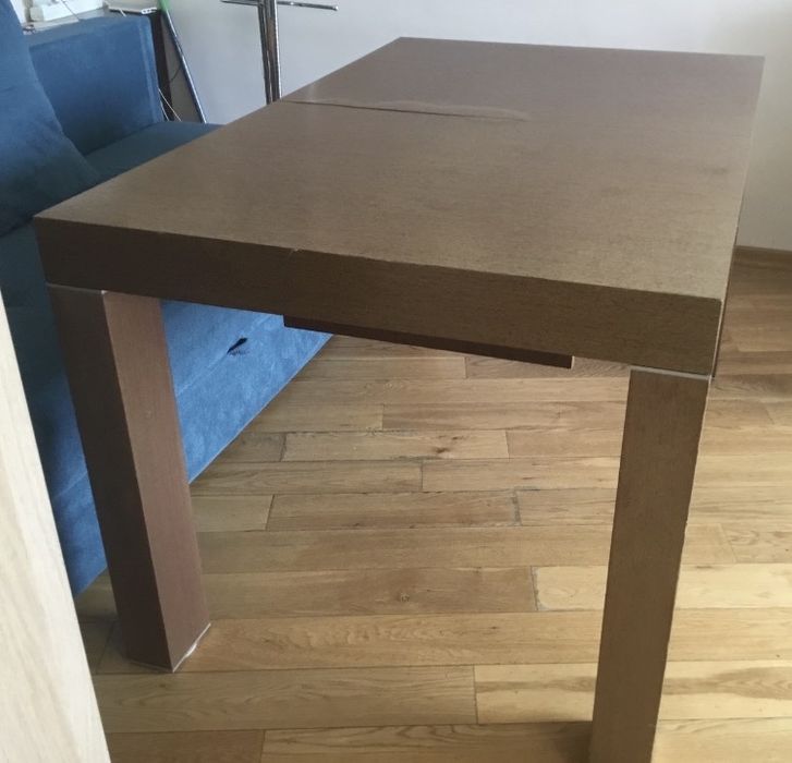 Duży brązowy stół do salonu lub jadalni