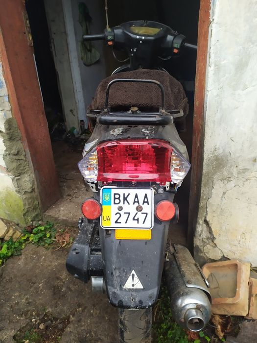 Скутер з документами на повному ходу.