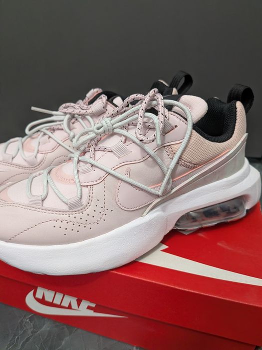 Нові жіночі кросівки Nike