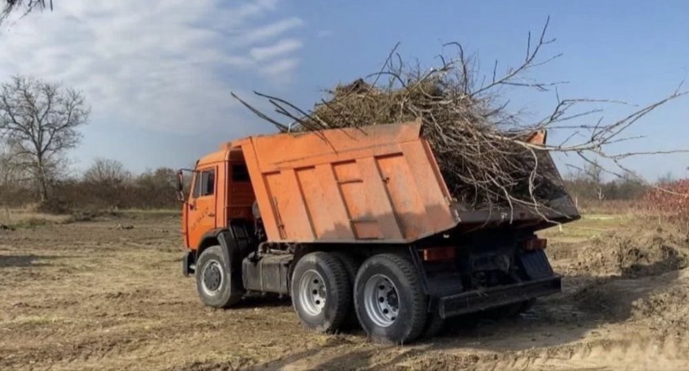 Вывоз мусора,строймусор,хлам,ветки,корни,старые вещи,вывоз грунта с утилизацией большой машиной КамАЗ ,погрузка вручную,или под екскаватор