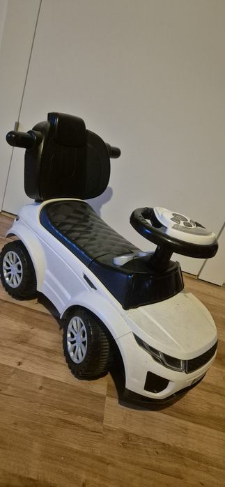 Jeździk auto z tych większych.