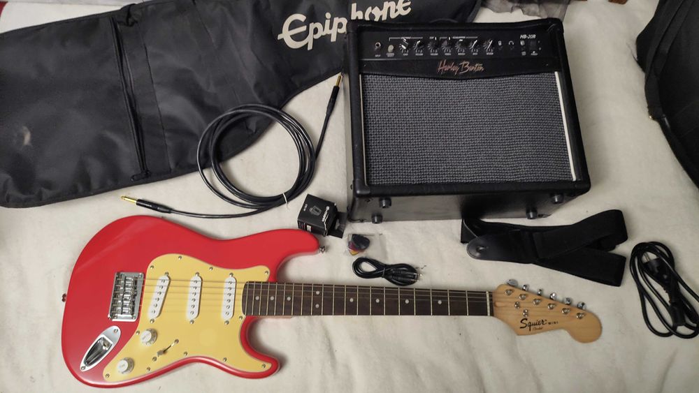 НАБІР Електрогітара Fender Squire Mini + комбопідсилювач Harley Benton HB 20R + аксесуари ремінь, шнур. Купив і зразу грай.
