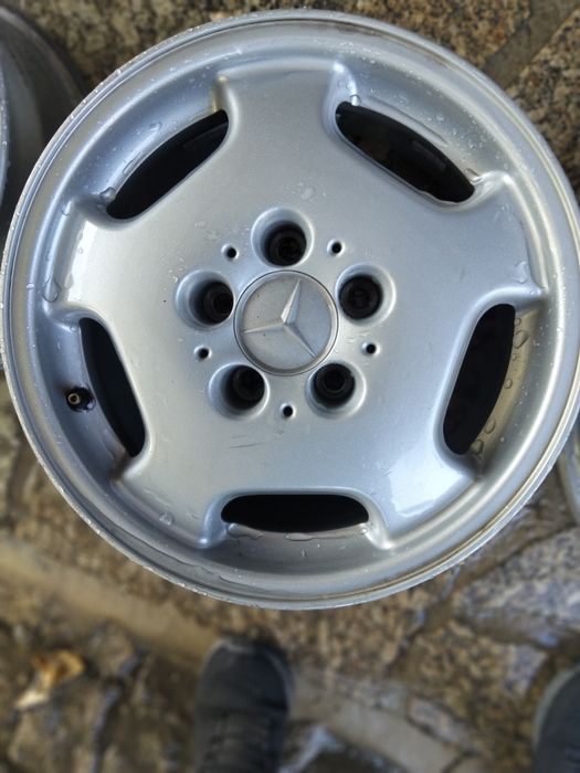 Faróis de Mercedes Benz classe e jantes E
