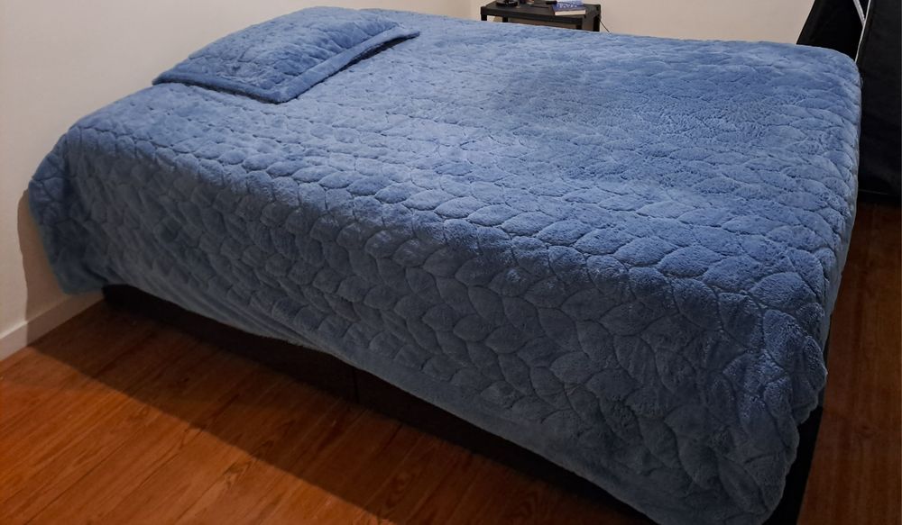 Cama de casal preta com gavetas