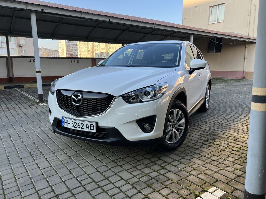 Mazda CX-5 2013 р.в.
Пригнана з Німеччини у 2023 році.
Є сервісна книга.
Надійний та економічний кросовер у відмінному стані.
Двигун 2.2 дизель — тяговитий, витрата палива невелика.
Колір білий перламутр — виглядає дорого та ефектно. Фарбувалося тільки переднє праве крило.

Авто доглянуте, своєчасне обслуговування, без зайвих вкладень. Тільки після заміни масла та фільтрів. Новий акумулятор.
Ходова частина в порядку, двигун і коробка працюють ідеально.
Салон чистий, не прокурений.
Новая резина 
Комфортна для міста та траси, високий кліренс.
До комплектації входить:
Сліпі зони
Датчики коліс
Старт стоп
Авто світло
Автодощ
Автоскла
Електроскладання дзеркал
Підігрів сидінь
Парктроніки по колу
Двозонний клімат-контроль
Мультикермо
Регулювання керма
Круїз-контроль
Навігація, Bluetooth, гучний зв'язок
Шторка в багажнику
Фаркоп
Реальному покупцеві — розумний торг біля капота.
Можливий обмін.