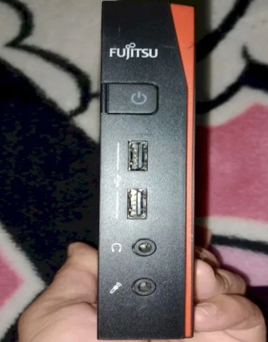 Mini PC Fujitsu preto cliente