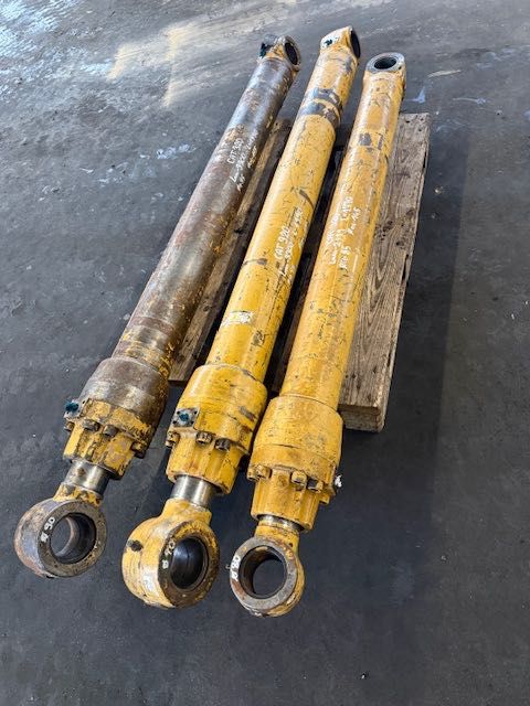 KOPARKA CAT 320 3 szt siłownik hydrauliczny komplet