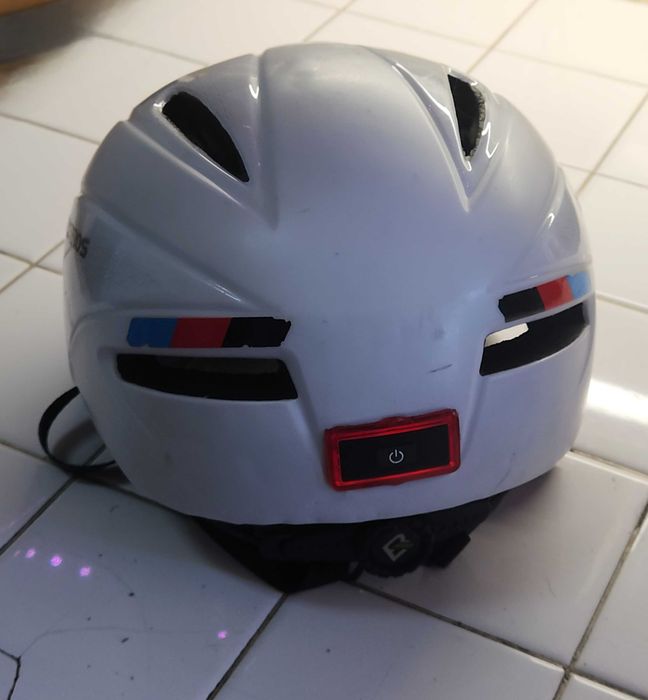 Capacetes usados para ciclista, vários