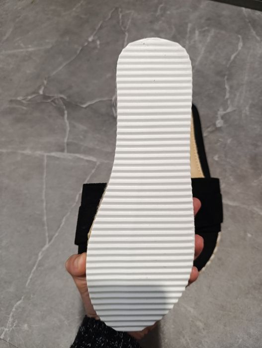 Damskie klapki z kokardką.