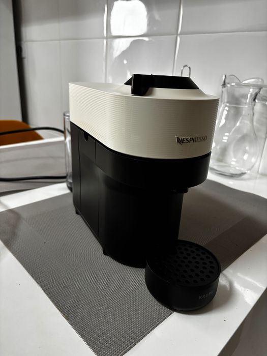 Maquina de café nespresso vertuo ( como nova )