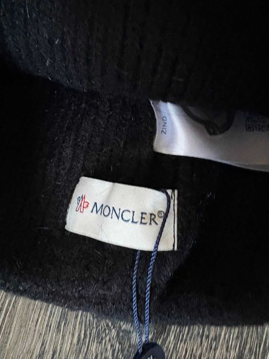 czarna czapka moncler