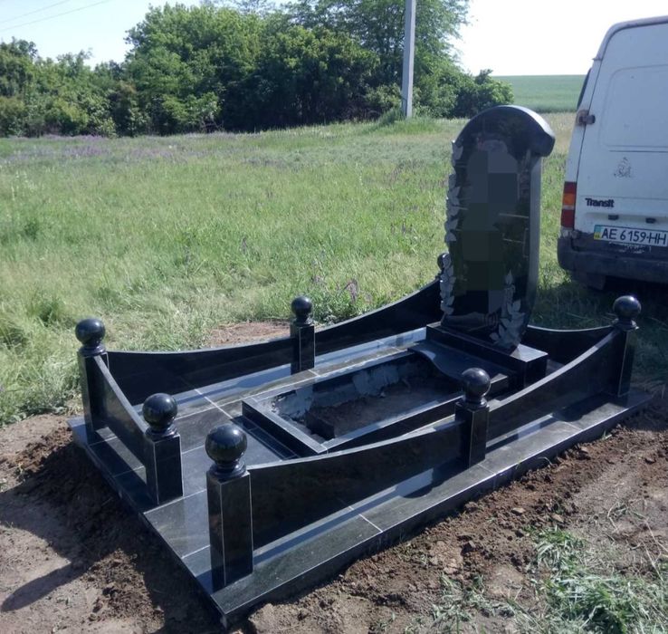 Памятники, изделия из гранита. Укладка плитки.Фотоскло.