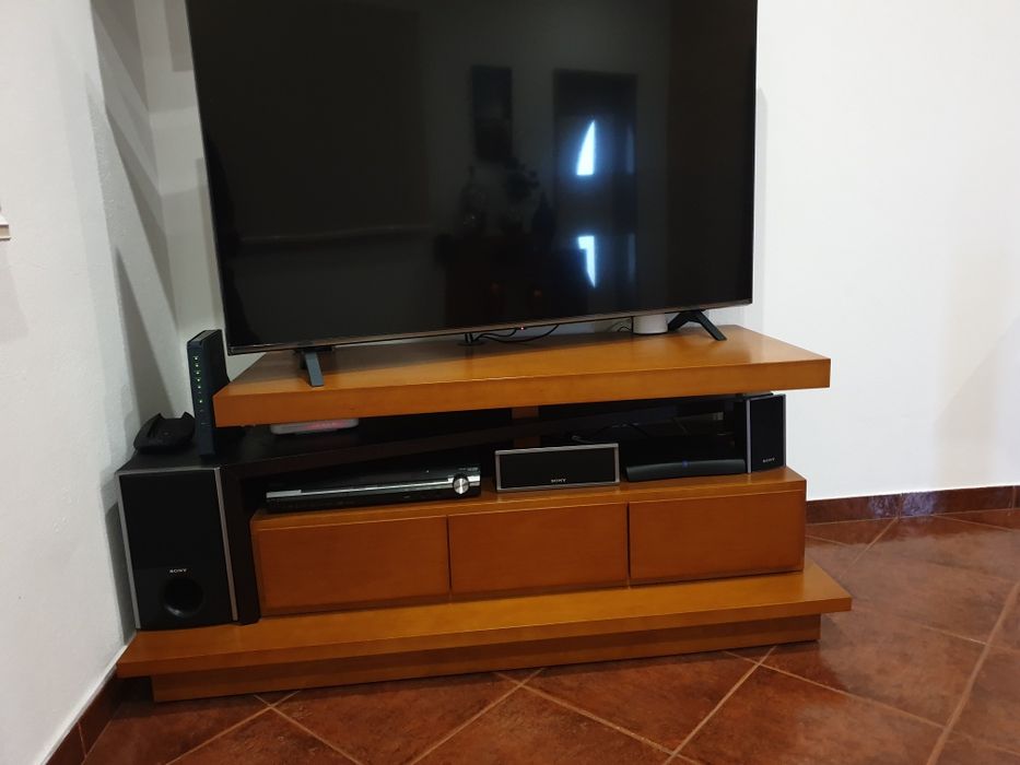Moveis sala de estar com mesa para 4 pessoas com bar integrado.