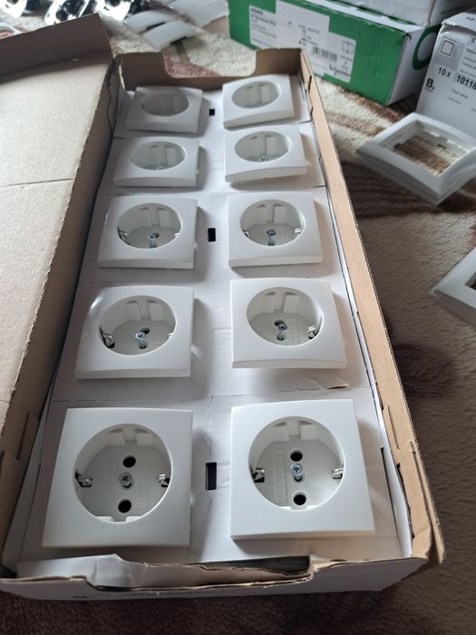 Sprzedam gniazdka ,,ramki firmy Berker  i nie tylko