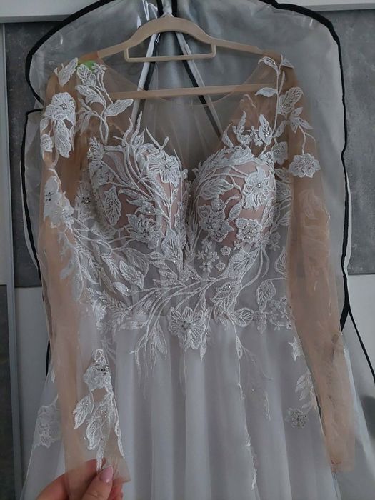 Suknia ślubna.      .