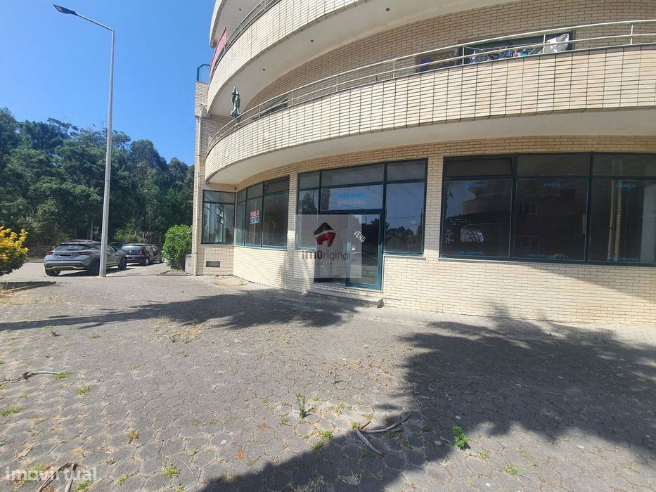 Loja com ABC de 607m2, garagem, escritório, junto praias