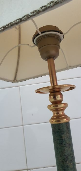 Candeeiro com pé  em Mármore