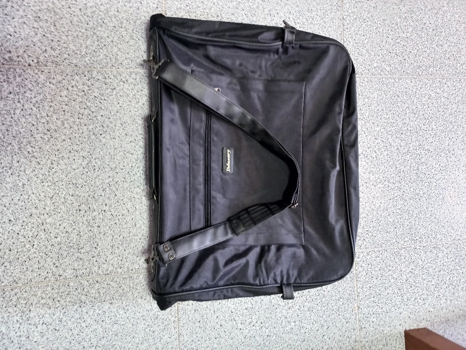 Mala para tranportar fato.