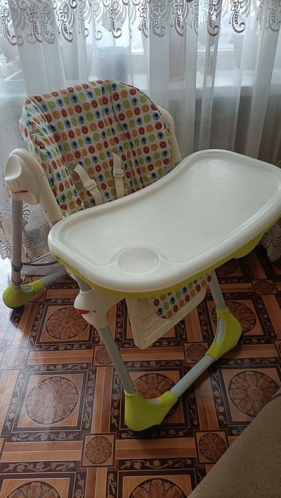 Продам стульчик для кормления Chicco Polly.