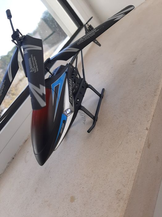 Remote-Controlled Helicopter64739765664387124