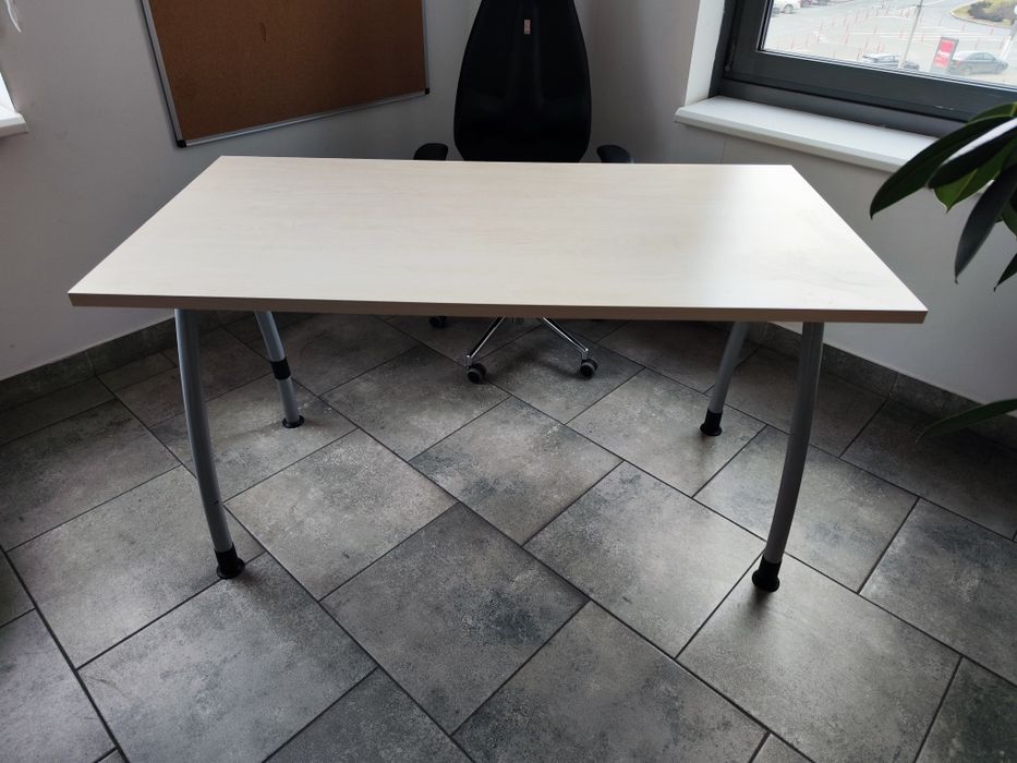 Компьютерные и письменные столы  Офисные Новый Стиль на колесиках