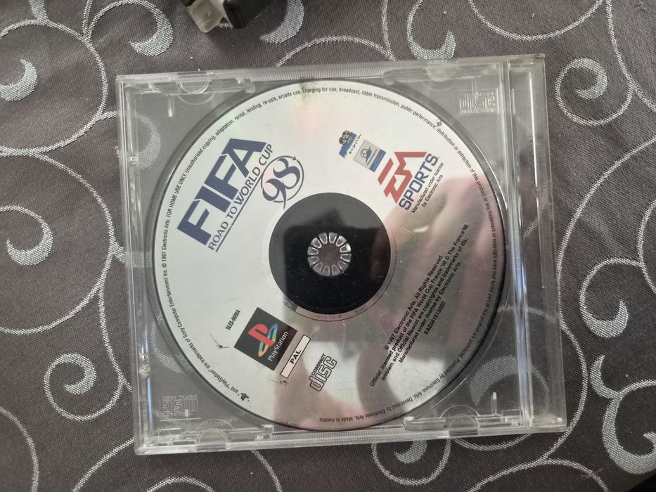 Misto de jogos para PC e ps1 mais consola ps1 com 3 comandos , nao sei se funciona