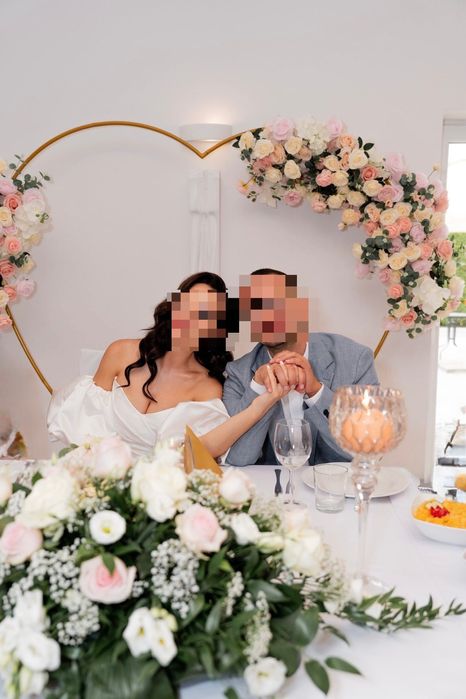 Łuk ślubny w kształcie serca z kwiatami