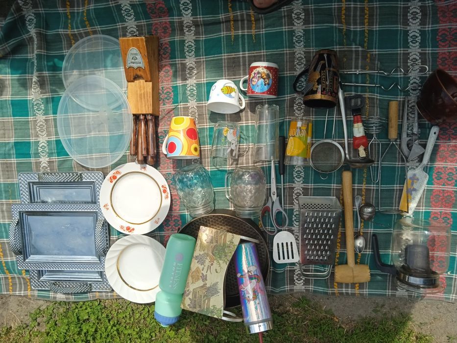 Посуд різний чашки тарілки піднос