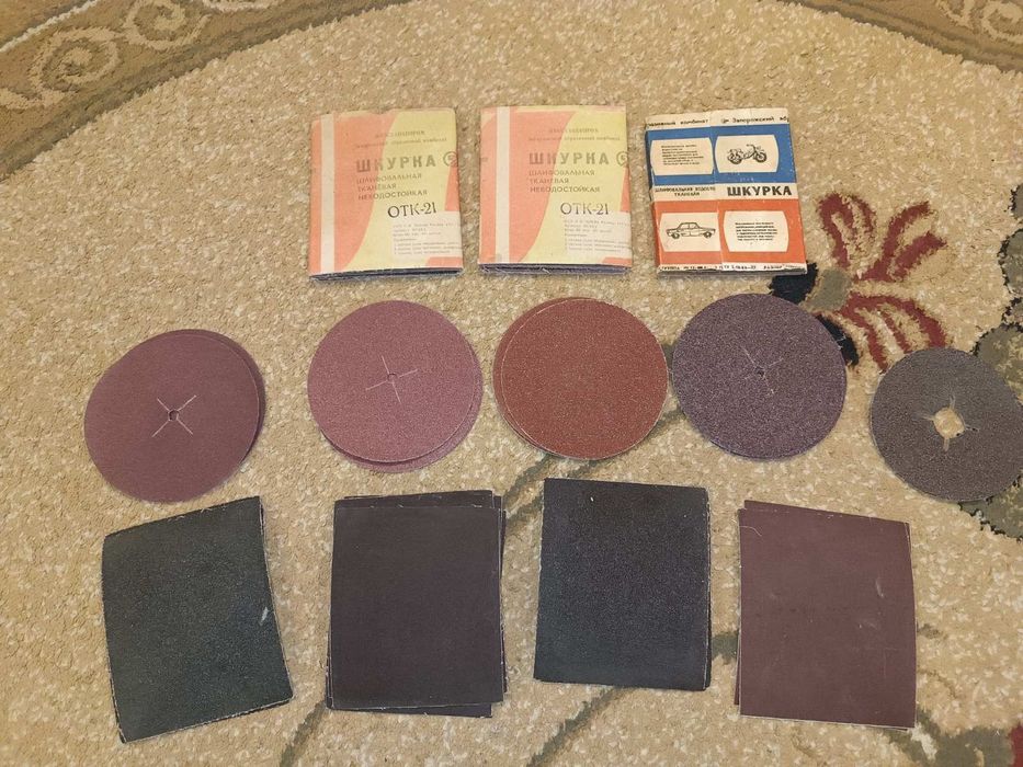 Набор абразивной бумаги от 40 до 150 зернистости.