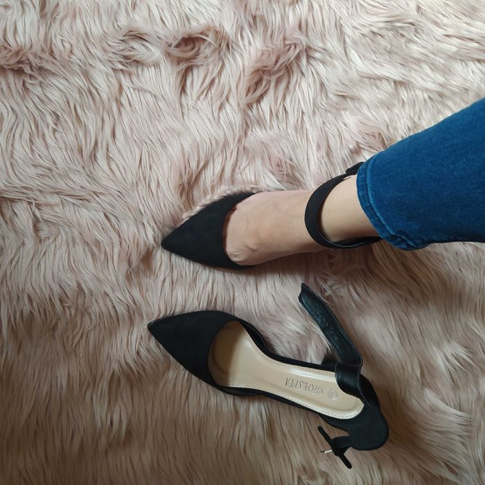 Czarne czółenka na słupku z paskiem na kostce a'la zamsz rozm. 39