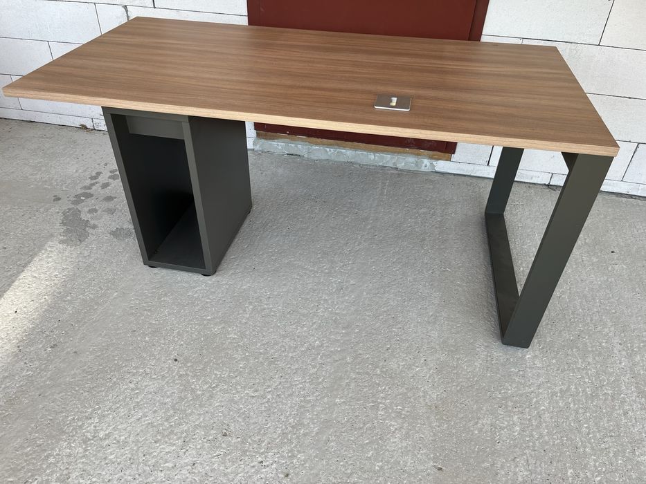 Офісний стіл на металевому каркасі.