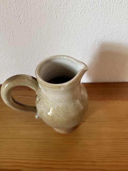 Jarro vintage em cerâmica em perfeitas condições, com base de 11 cm de diâmetro e 19,5cm de altura.