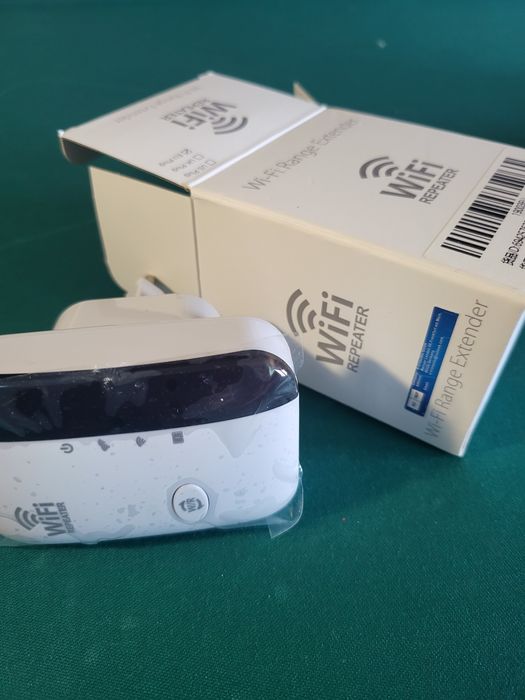 Repetidor sinal Wi-Fi. Amplificador rede wireless. Wi-Fi repeater.