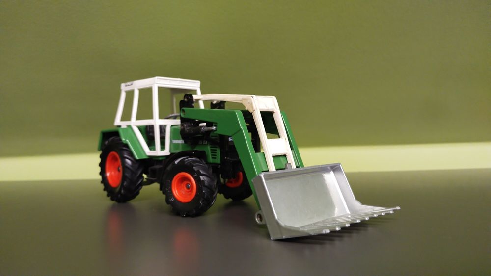 Siku traktor Fendt z ładowaczem 1 32