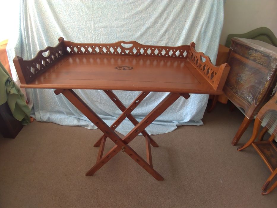 Mesa em madeira maciça