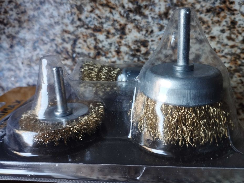 Pequenas escovas de aço para berbequim, lixar