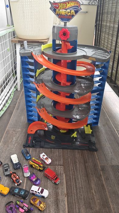 Garaż zabawkowy Hot Wheels  z autkami