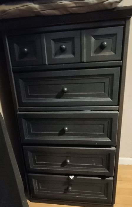 Vendo conjunto de quarto de solteiro com cómoda e mesa de cabeceira