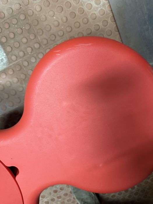 Banco vermelho pequeno