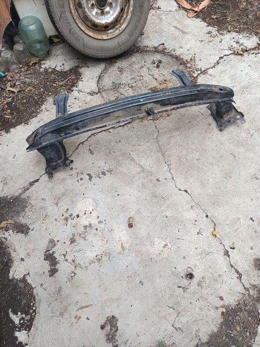 Усилитель переднего бампера Фольксваген В 6 2008 г