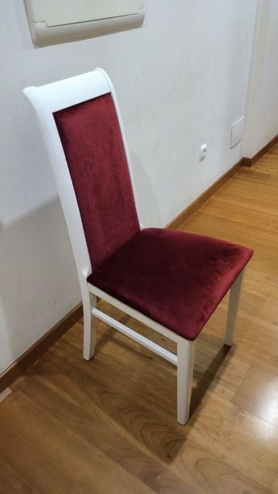 Cadeira com estofo em veludo