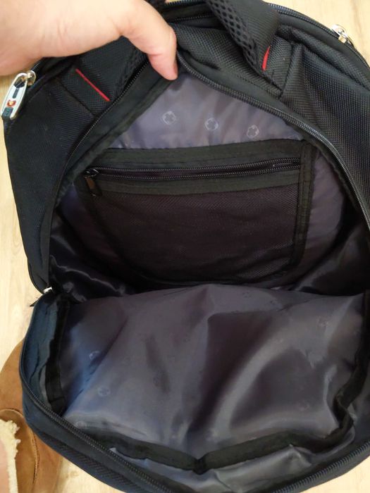 Mochila em bom estado, simples e prática.