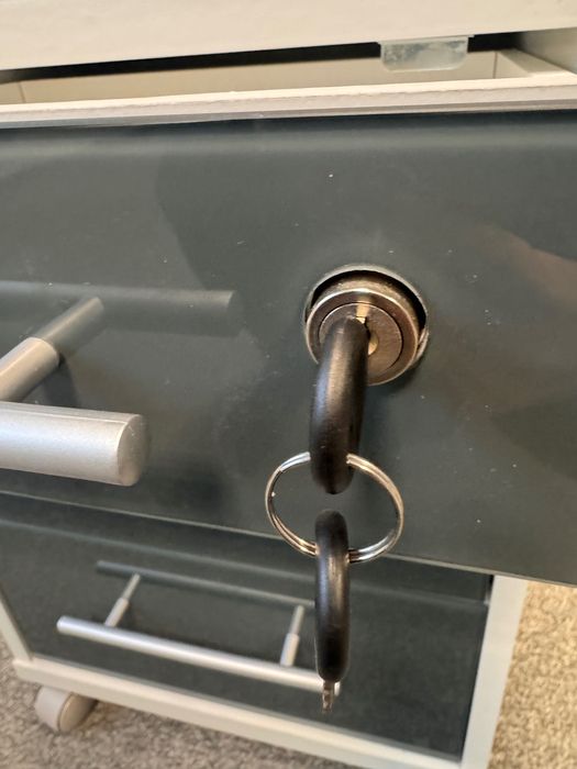 Kontenerek / szafka biurowa na kółkach – szklane fronty, zamek