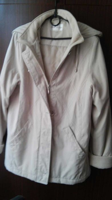 Женская куртка-ветровка утепленная с капюшоном