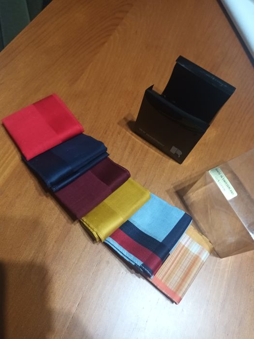 Caixa de lenços de bolso novos na embalagem de origem