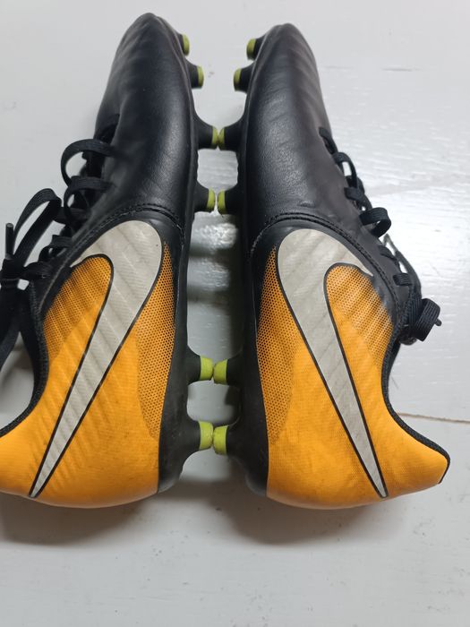 Nike tiempo laranjas/pretas