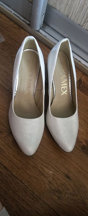 Białe buty rozmiae 39