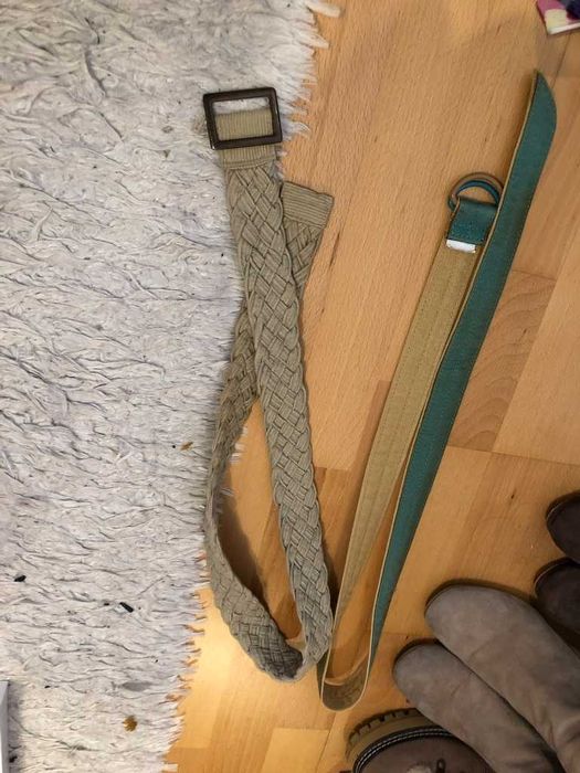 2 cintos beje e azul